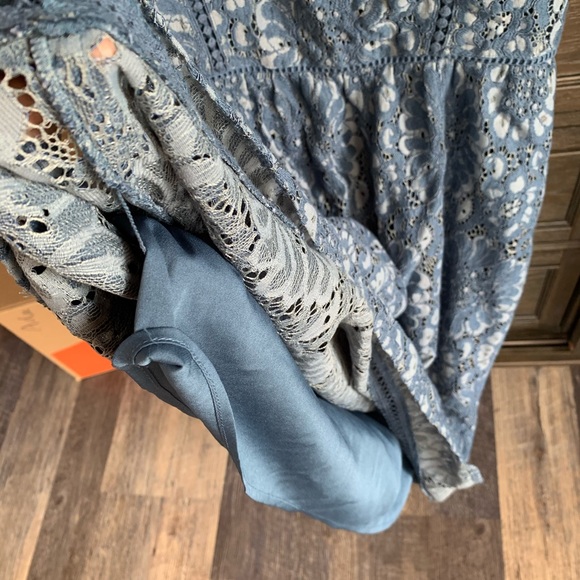 Spaghetti strapped Lace midi dress - Picture 5 of 5